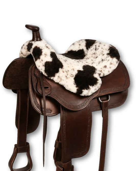 Exklusive Unikate - Lammfell Western Sattelsitzbezug Scheckfell mit Hornausschnitt